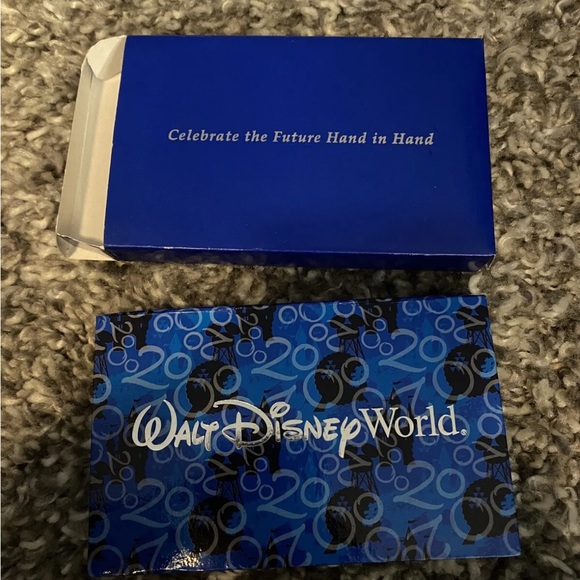 WDW 2000 Pin Collection: Celebrate the Future Hand in Hand - Picture 3 of 4